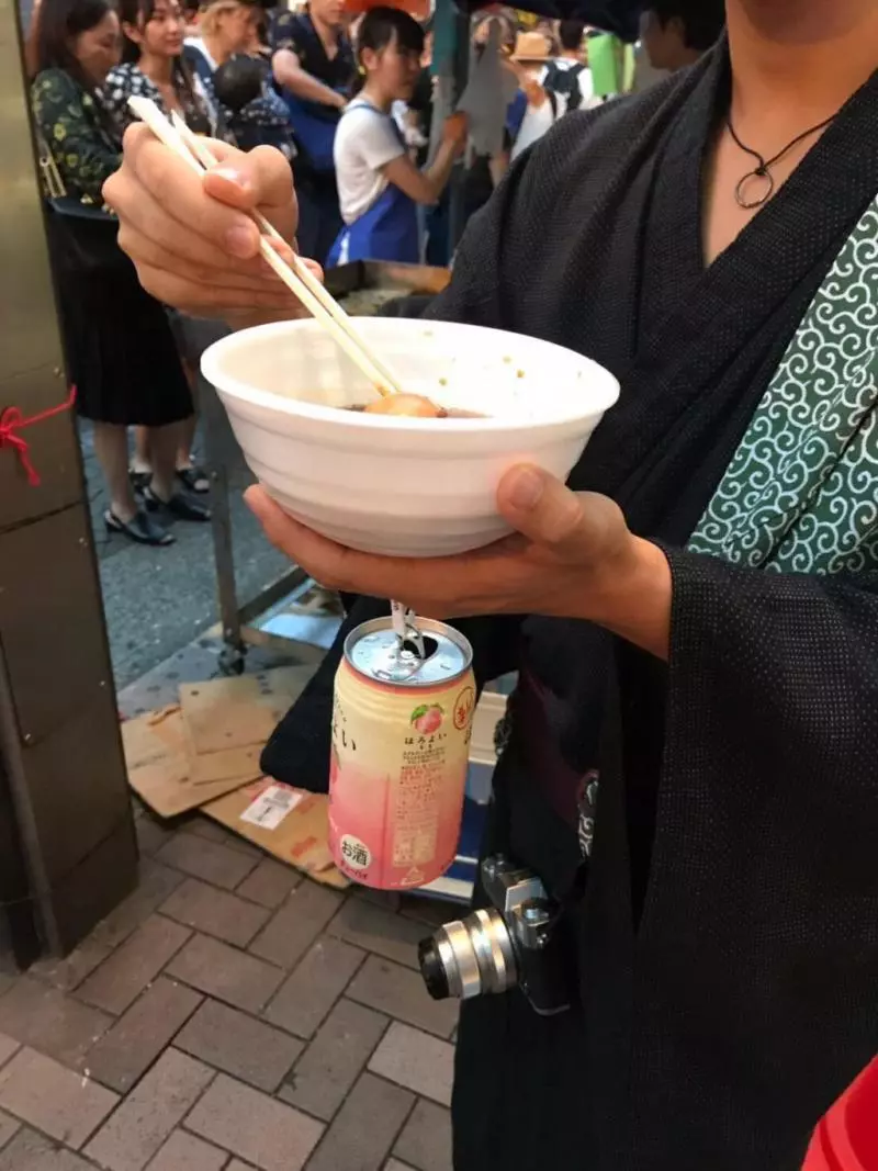 烤肉搶食必備! 天才發明「手指掛鉤」解放單手趴趴走