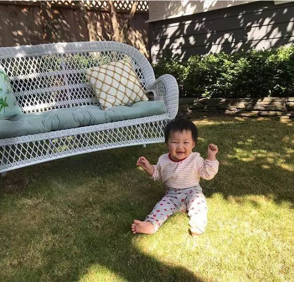 李亞男中秋節曬女兒萌照,天韻坐草地燦笑如花越長越像媽媽