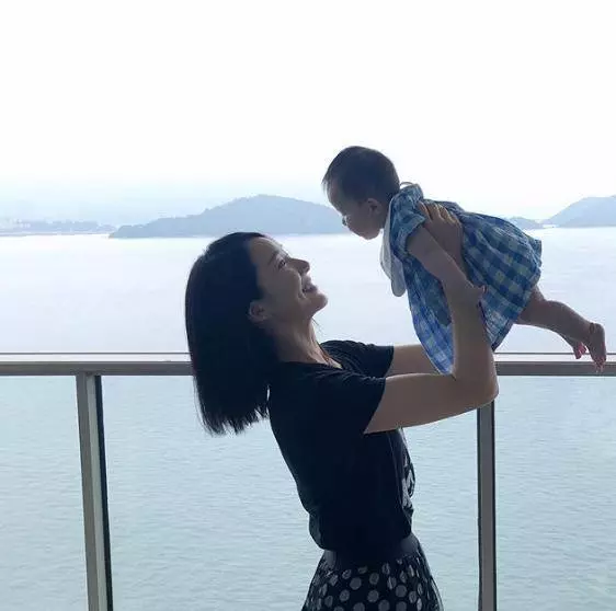 李亞男中秋節曬女兒萌照,天韻坐草地燦笑如花越長越像媽媽