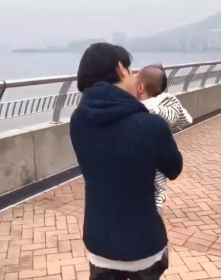 李亞男中秋節曬女兒萌照,天韻坐草地燦笑如花越長越像媽媽