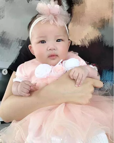 李亞男中秋節曬女兒萌照,天韻坐草地燦笑如花越長越像媽媽