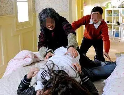 為替父報恩,我嫁給大我7歲的二婚男,兒子滿月那天我哭了