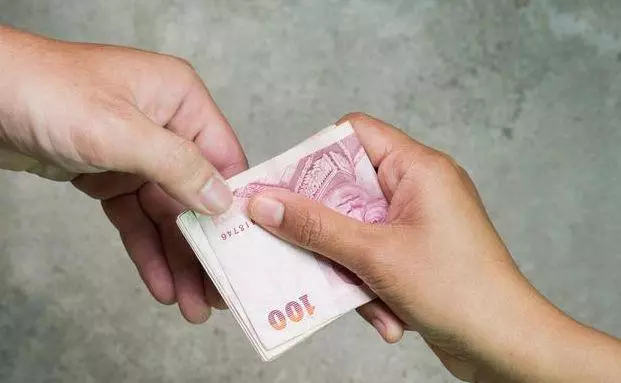 回家看到從鄉下給我送來特產的父親光著腳,我氣得和老婆大吵一架