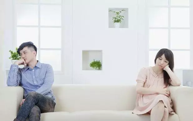 回家看到從鄉下給我送來特產的父親光著腳,我氣得和老婆大吵一架