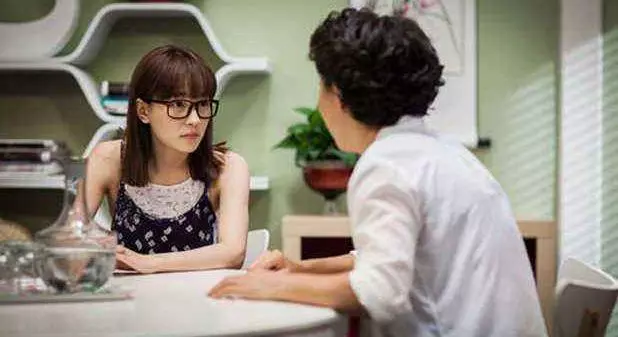 不答應借錢給老公弟弟買房,婆婆鬧離家出走,一條簡訊她老實回來