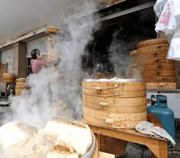 8女孩賣廢品掙錢,卻每天用假錢買饅頭,老闆存疑悄悄跟回家,看到癱瘓輪椅上的女子,老闆淚目,網:莫以善小而不為