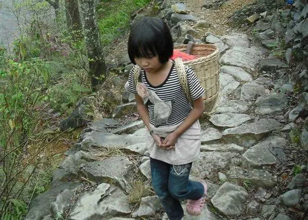 8女孩賣廢品掙錢,卻每天用假錢買饅頭,老闆存疑悄悄跟回家,看到癱瘓輪椅上的女子,老闆淚目,網:莫以善小而不為