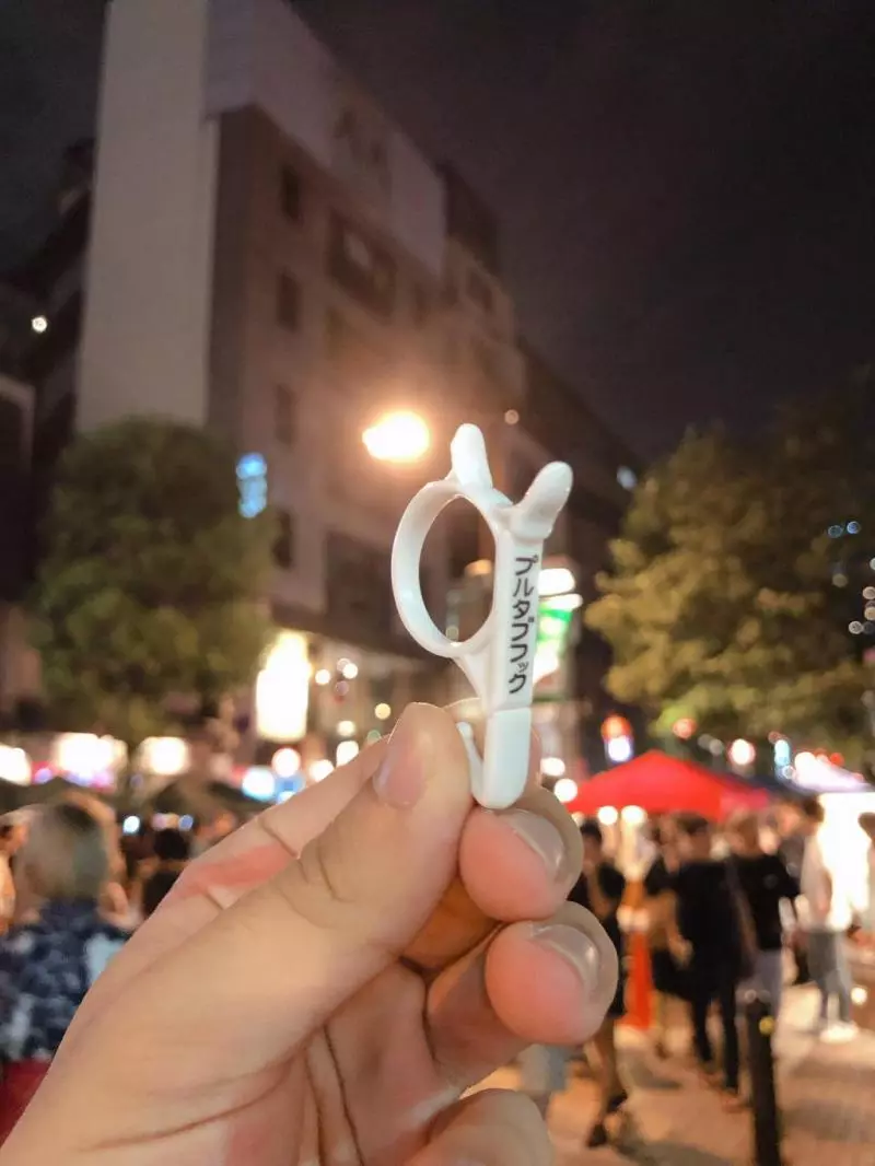 烤肉搶食必備! 天才發明「手指掛鉤」解放單手趴趴走