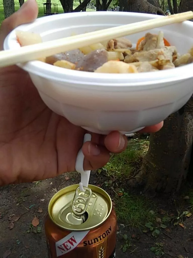 烤肉搶食必備! 天才發明「手指掛鉤」解放單手趴趴走