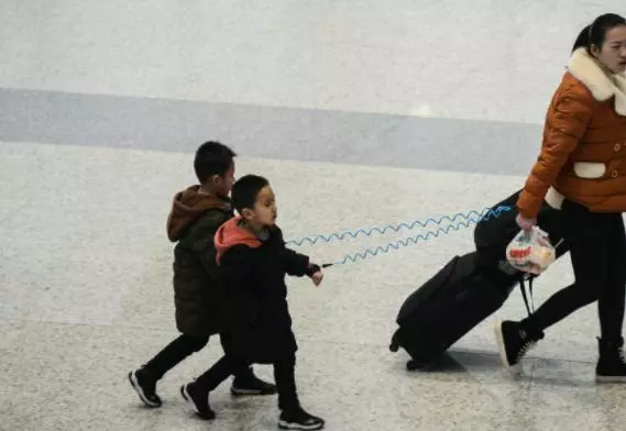 人販子抱起孩子準備跑,孩子說了四個字救了自己,家長要教會孩子