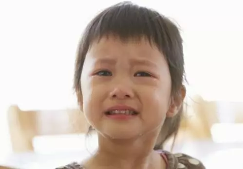 人販子抱起孩子準備跑,孩子說了四個字救了自己,家長要教會孩子