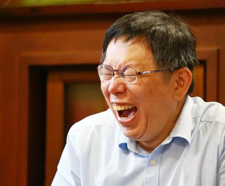 親戚狂炫「台大女兒」都用全英文上課!輔大妹「一句話讓對方閉嘴」整場不敢再對眼...