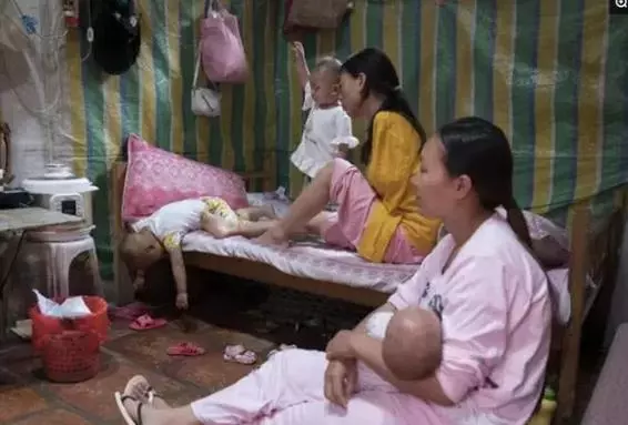 無臂媽媽用雙腳養活女兒,睡覺時的畫面令人淚目,母愛偉大