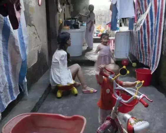 無臂媽媽用雙腳養活女兒,睡覺時的畫面令人淚目,母愛偉大