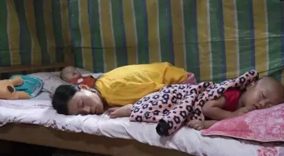 無臂媽媽用雙腳養活女兒,睡覺時的畫面令人淚目,母愛偉大