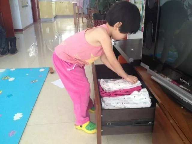 奶奶讓5歲姐姐學做家務,奶奶重男輕女,弟弟在一旁玩耍,幾年後變化讓奶奶心痛