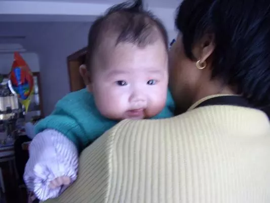 奶奶讓5歲姐姐學做家務,奶奶重男輕女,弟弟在一旁玩耍,幾年後變化讓奶奶心痛