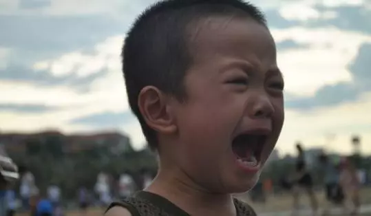 奶奶讓5歲姐姐學做家務,奶奶重男輕女,弟弟在一旁玩耍,幾年後變化讓奶奶心痛
