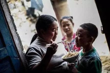 奶奶讓5歲姐姐學做家務,奶奶重男輕女,弟弟在一旁玩耍,幾年後變化讓奶奶心痛