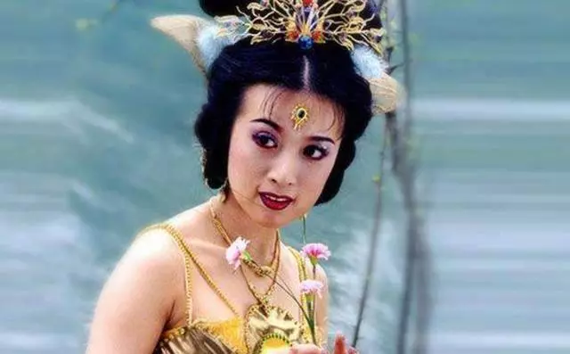 44歲金巧巧獨自現身,嫁入豪門仍拚命,輸完液趕赴外地賺奶粉錢