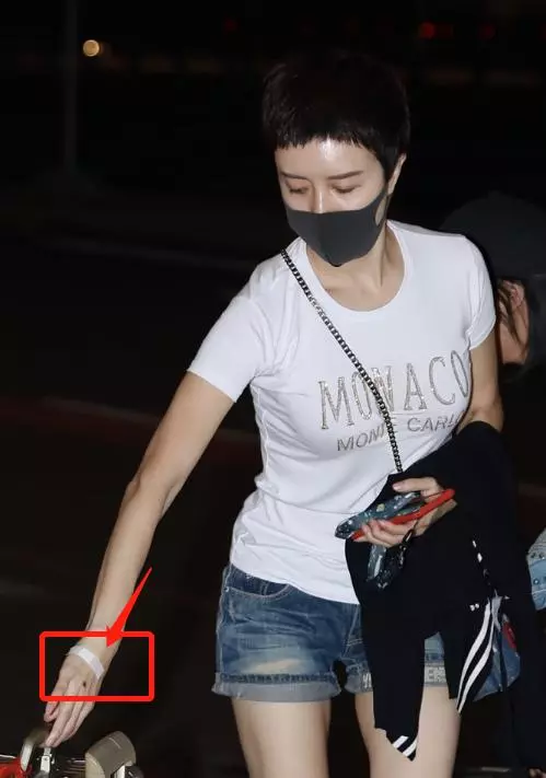 44歲金巧巧獨自現身,嫁入豪門仍拚命,輸完液趕赴外地賺奶粉錢