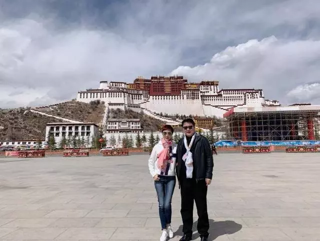 44歲金巧巧獨自現身,嫁入豪門仍拚命,輸完液趕赴外地賺奶粉錢