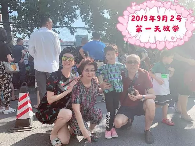 44歲金巧巧獨自現身,嫁入豪門仍拚命,輸完液趕赴外地賺奶粉錢