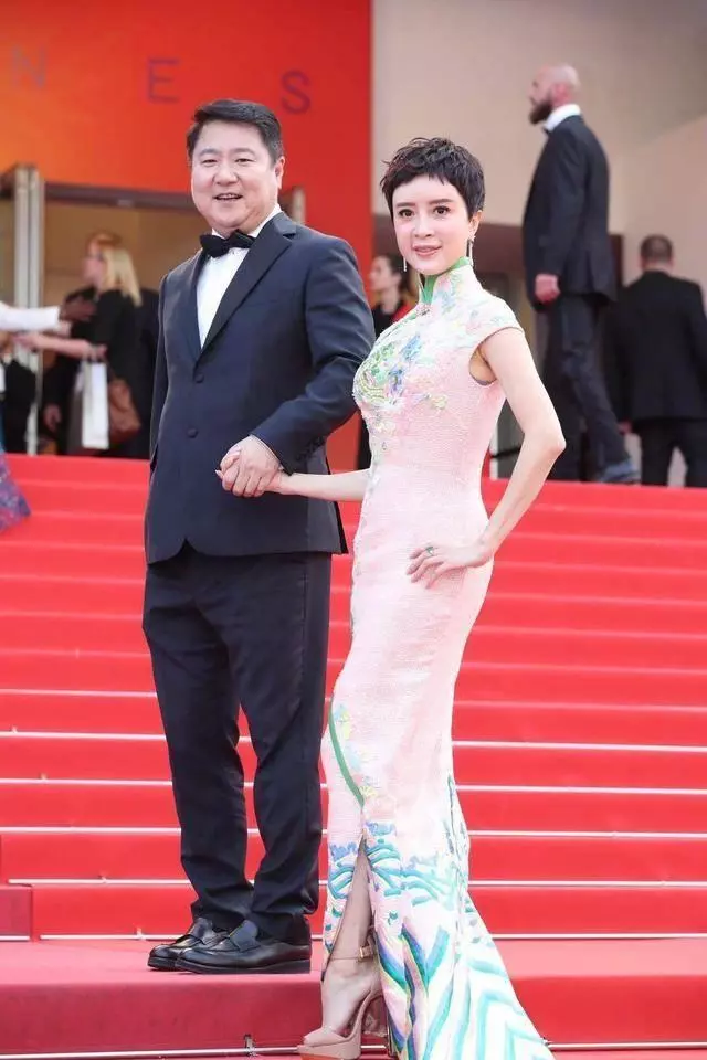 44歲金巧巧獨自現身,嫁入豪門仍拚命,輸完液趕赴外地賺奶粉錢