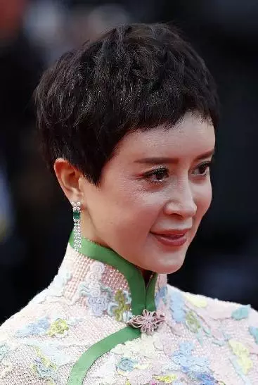 44歲金巧巧獨自現身,嫁入豪門仍拚命,輸完液趕赴外地賺奶粉錢