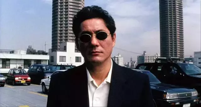 放棄200億財產凈身出戶,72歲北野武終於活成27歲的模樣