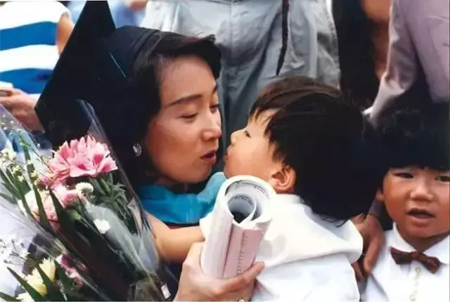64歲史上最強媽媽:坐月子3天,把仨兒子送進史丹福卻花了30年
