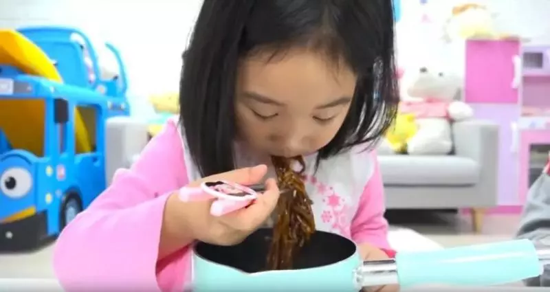 6歲韓國網紅小女孩賺錢給父母買了5000萬的超級豪宅...