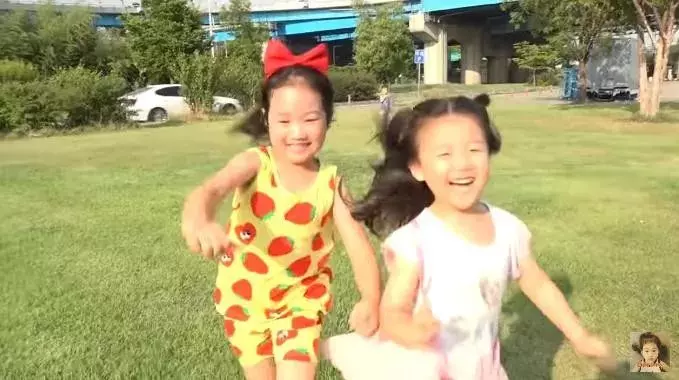 6歲韓國網紅小女孩賺錢給父母買了5000萬的超級豪宅...