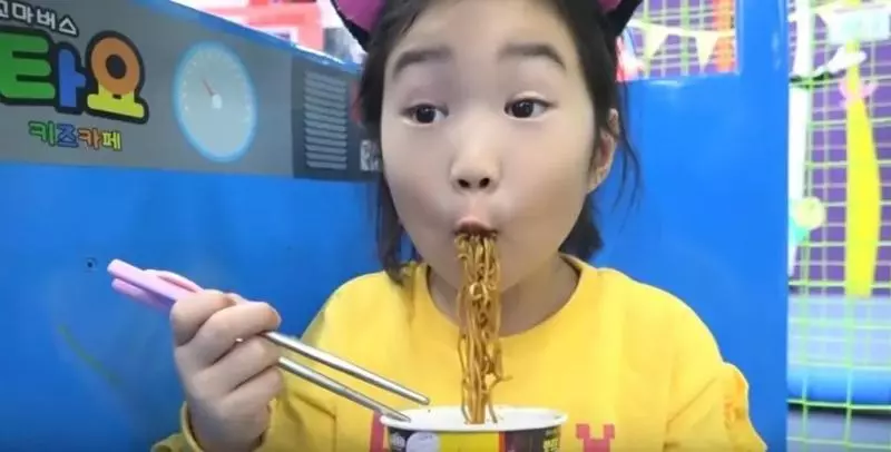 6歲韓國網紅小女孩賺錢給父母買了5000萬的超級豪宅...