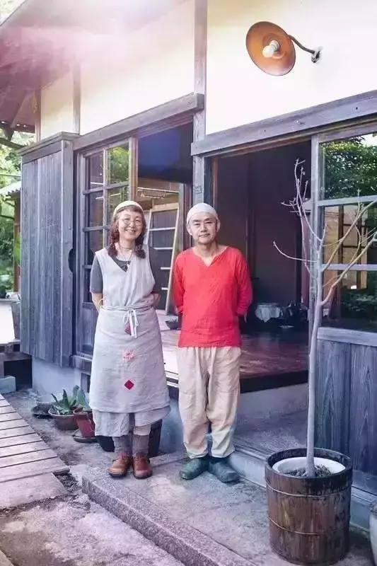 六旬夫妻歸隱田園,20年沒買新衣服整日與泥土為伴,卻引無數人神往