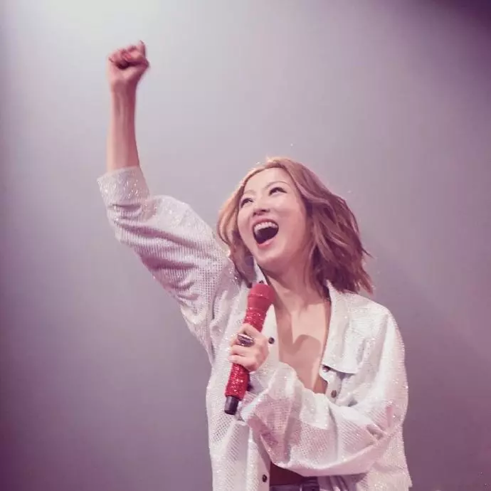 47歲鄭秀文演唱會連哭11場:我失去的一切,終將照亮我