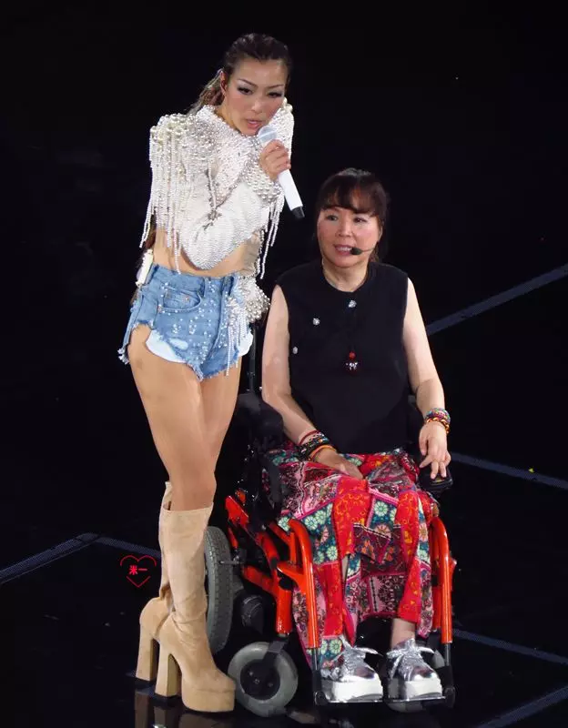 47歲鄭秀文演唱會連哭11場:我失去的一切,終將照亮我