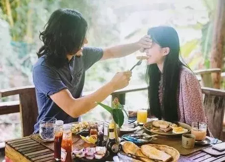 戀愛十年,網紅情侶分手視頻惹哭40萬網友:曾和你環遊世界,卻沒能送你回家
