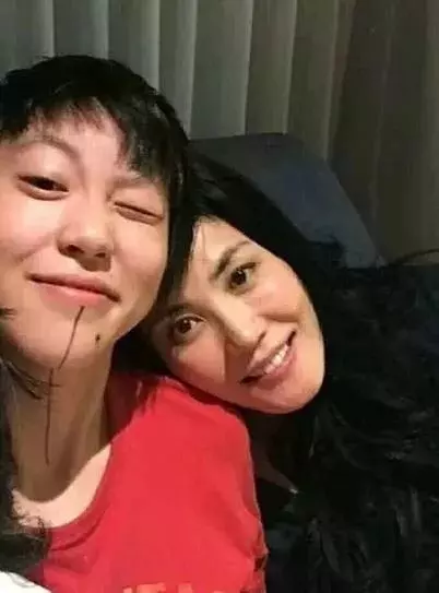50歲的王菲活成傳奇:我最大的成就不是唱歌,而是和女兒成閨蜜