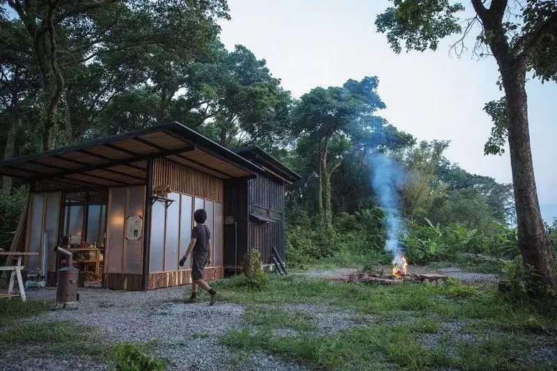 台灣攝影師在山裡徒手建26㎡木屋,住進去4年,每天只工作兩小時,過上讓人嚮往的生活