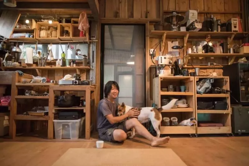 台灣攝影師在山裡徒手建26㎡木屋,住進去4年,每天只工作兩小時,過上讓人嚮往的生活