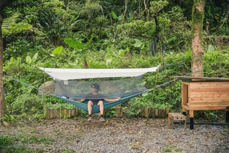 台灣攝影師在山裡徒手建26㎡木屋,住進去4年,每天只工作兩小時,過上讓人嚮往的生活