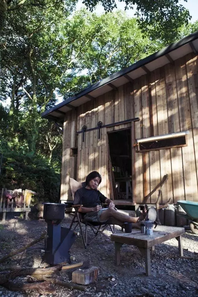 台灣攝影師在山裡徒手建26㎡木屋,住進去4年,每天只工作兩小時,過上讓人嚮往的生活