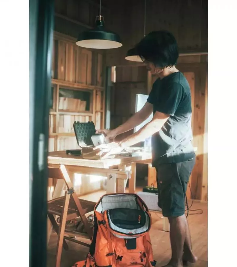 台灣攝影師在山裡徒手建26㎡木屋,住進去4年,每天只工作兩小時,過上讓人嚮往的生活