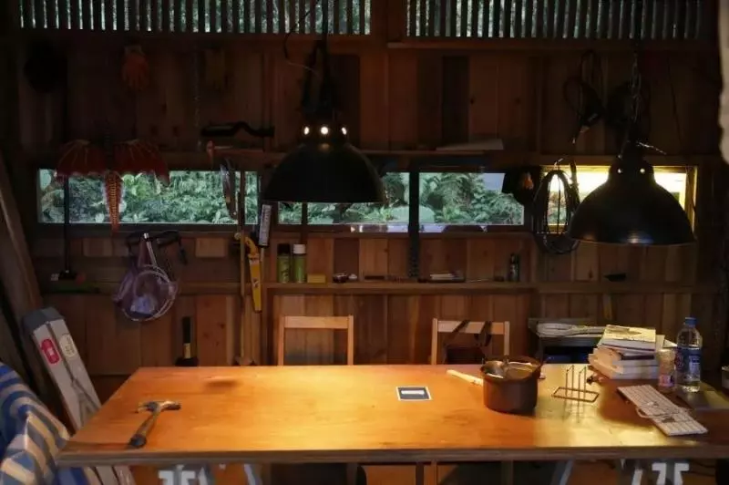 台灣攝影師在山裡徒手建26㎡木屋,住進去4年,每天只工作兩小時,過上讓人嚮往的生活