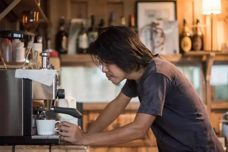 台灣攝影師在山裡徒手建26㎡木屋,住進去4年,每天只工作兩小時,過上讓人嚮往的生活