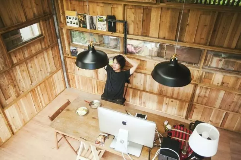 台灣攝影師在山裡徒手建26㎡木屋,住進去4年,每天只工作兩小時,過上讓人嚮往的生活