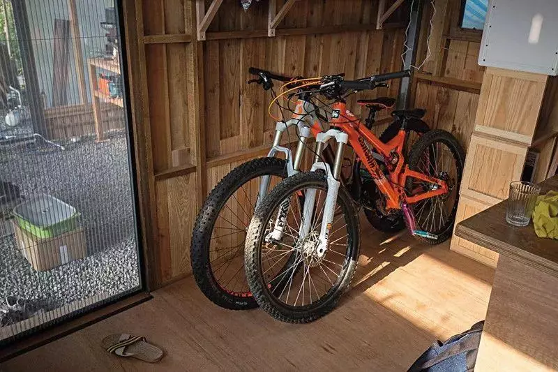 台灣攝影師在山裡徒手建26㎡木屋,住進去4年,每天只工作兩小時,過上讓人嚮往的生活