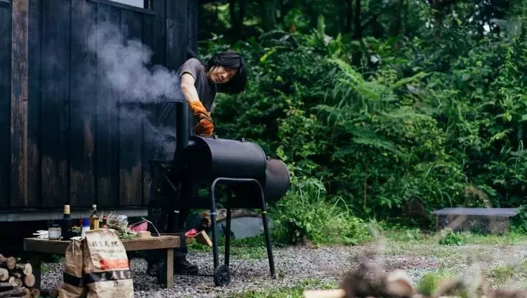 台灣攝影師在山裡徒手建26㎡木屋,住進去4年,每天只工作兩小時,過上讓人嚮往的生活