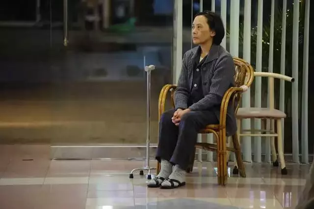 一批90後住進養老院,「酒店標間」月租300,條件只是陪陪這批孤獨的老人...
